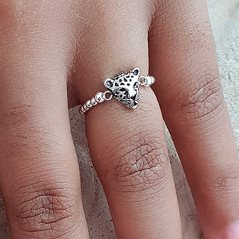 Zilveren elastische ring met panter