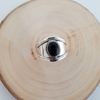 Ring met een ovaalvormige zwarte onyx