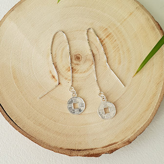 Oorbellen met een chinees geluksmuntje