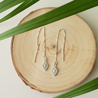 Oorbellen met bewerkte hangers