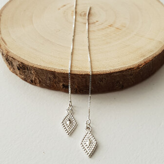 Oorbellen met bewerkte hangers