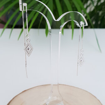 Oorbellen met bewerkte hangers