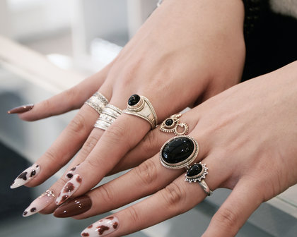 Ring met een ovaalvormige zwarte onyx