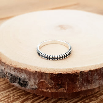 Zilveren ring met streepjes rondom