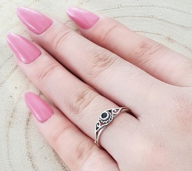 Zilveren bewerkte ring met kleine onyx