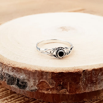 Zilveren bewerkte ring met kleine onyx