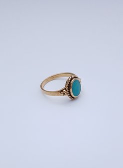 Vergulde ring met ovalen turquoise steen