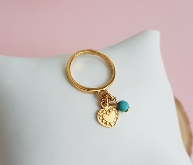 Vergulde ring met klein hartje en turquoise kraal