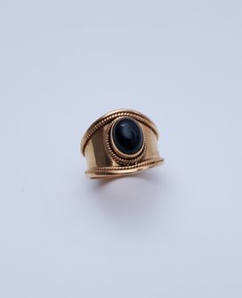 Vergulde ring met zwarte onyxsteen 