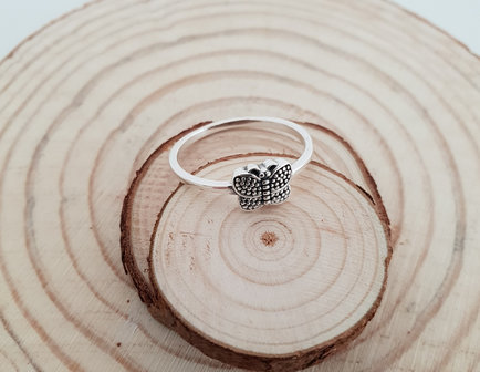 Zilveren ring met vlinder