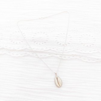 Ketting met cowrie schelp