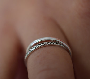 2 ringen van zilver in elkaar gedraaid