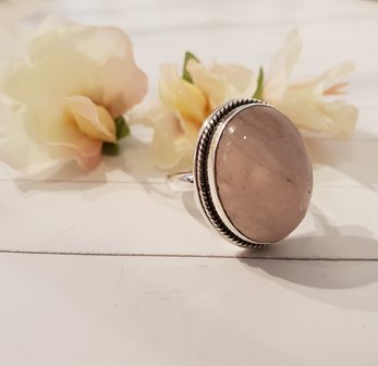 Zilveren ring met Rozenquarts steen