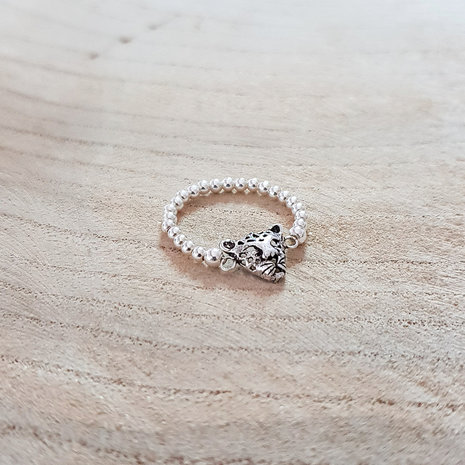 Elastische zilveren ring met panter