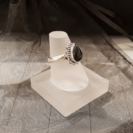 Ring van zilver met zwarte onyx