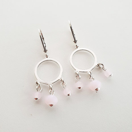 Zilveren oorbellen met roze kralen