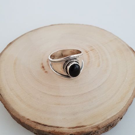 Ring met een ovaalvormige zwarte onyx