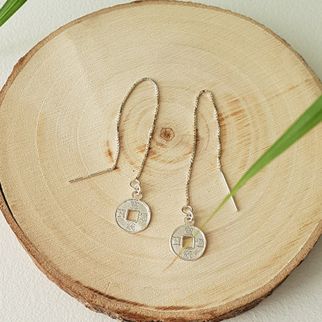 Oorbellen met een chinees geluksmuntje