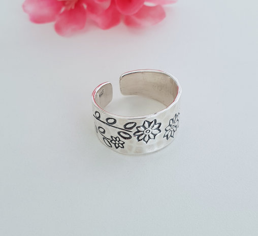 Ring van zilver flowers