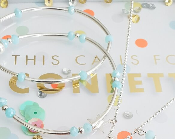 Armband van zilver met licht blauwe kralen en buisjes