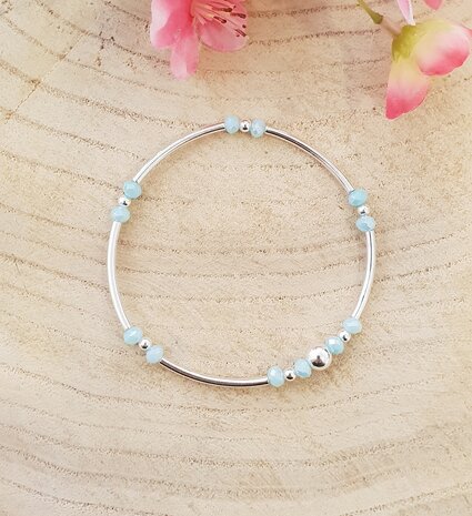 Armband van zilver met baby blauwe kralen