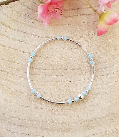 Armband van zilver met licht blauwe kralen en buisjes