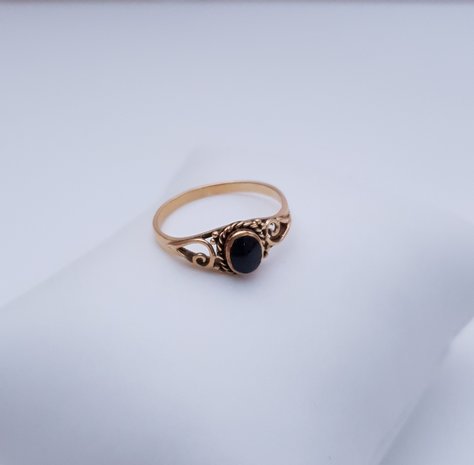 Vergulde ring met zwarte ovalen onyx