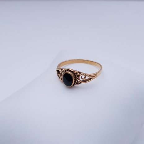 Vergulde ring met zwarte ovalen onyx
