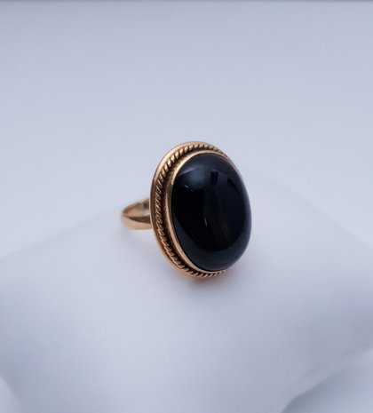 Vergulde ring met zwarte onyx