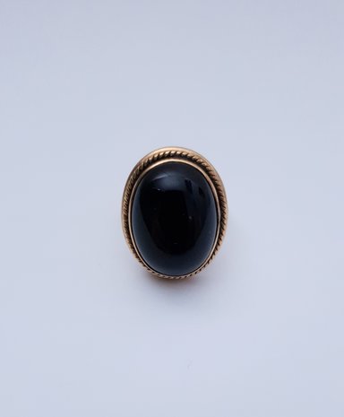 Vergulde ring met zwarte onyx