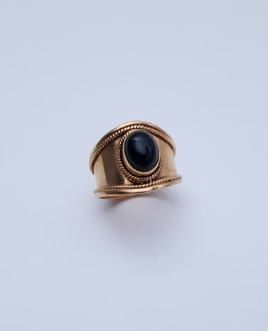 Vergulde ring met zwarte onyxsteen 