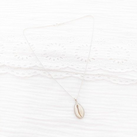 Ketting met cowrie schelp