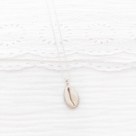 Zilveren ketting met cowrie schelp