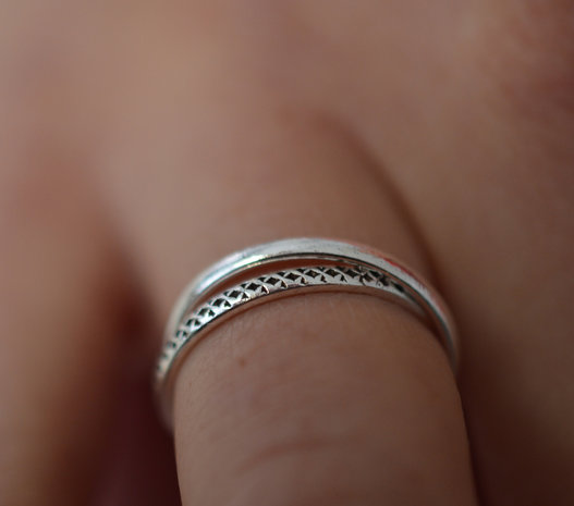2 ringen van zilver in elkaar gedraaid
