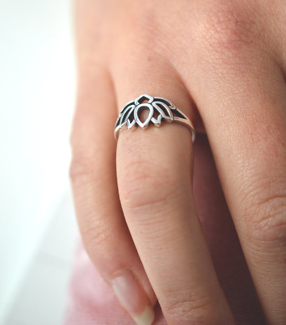 Zilveren ring lotus