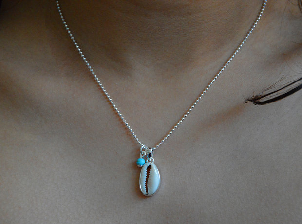 Ketting met cowrie schelp