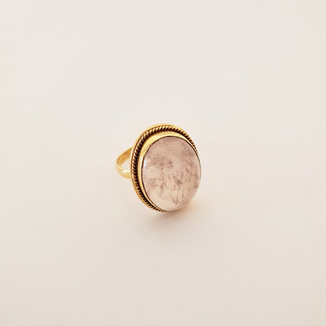 Goldplated ring met rozenquarts