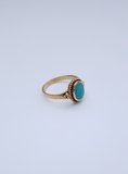 Vergulde ring met ovalen turquoise steen_